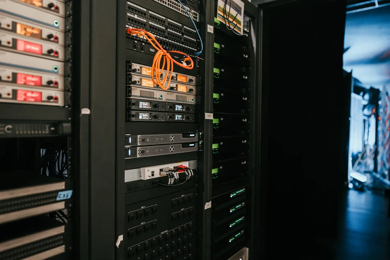 Server rack infrastructure in a data centre room